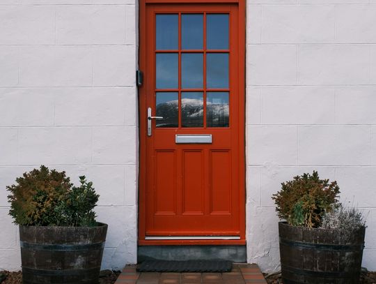 Czy drzwi wejściowe z montażem w Łodzi to sposób na szybką i skuteczną modernizację mieszkania?