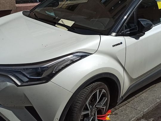 Czytaj naklejki, bo urwiesz koło! Straż Miejska w Elblągu ostrzega!