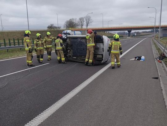 Dachowanie na S7 i błyskawiczna reakcja żandarmów z Elbląga Dachowanie na S7 i błyskawiczna reakcja żandarmów z Elbląga
