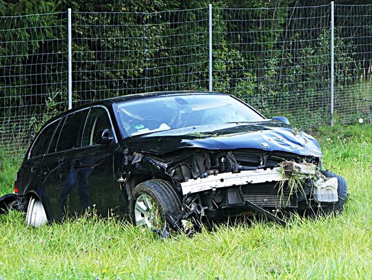 Dachowanie samochodu na S22. W BMW pękła opona