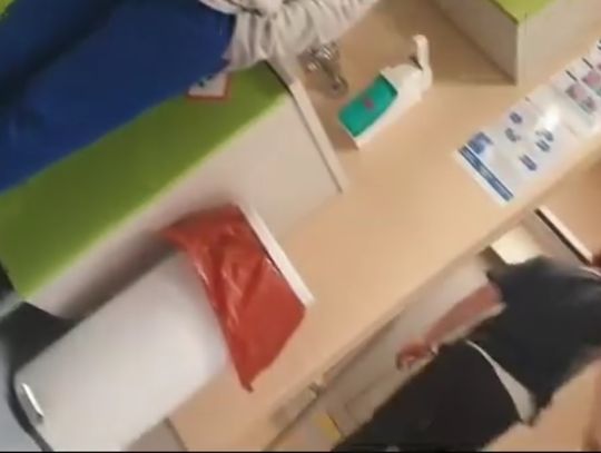 "Dobra, zostawcie mnie". Lekarz wyszedł z gabinetu [WIDEO]