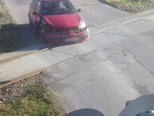 Doprowadził do zderzenia z policyjnym radiowozem. Został zatrzymany Doprowadził do zderzenia z policyjnym radiowozem. Został zatrzymany