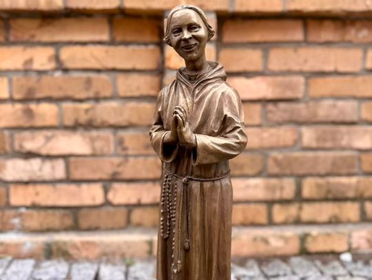 Dostało się Piekarczykowi Klerykowi. Wandal uszkodził nową figurkę