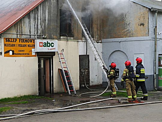 Duży pożar na Zawadzie. Z żywiołem walczy ponad 20 strażaków