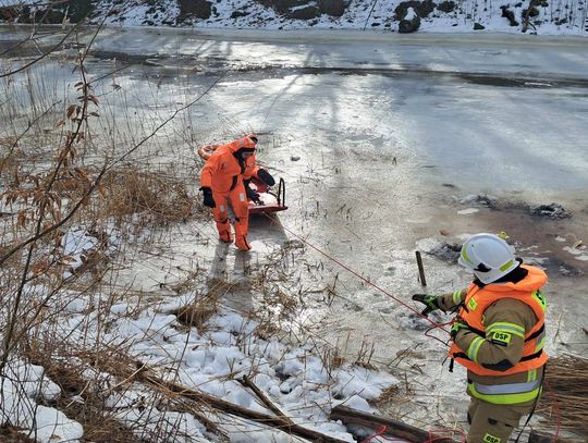 Dwóch mężczyzn wpadło do rzeki