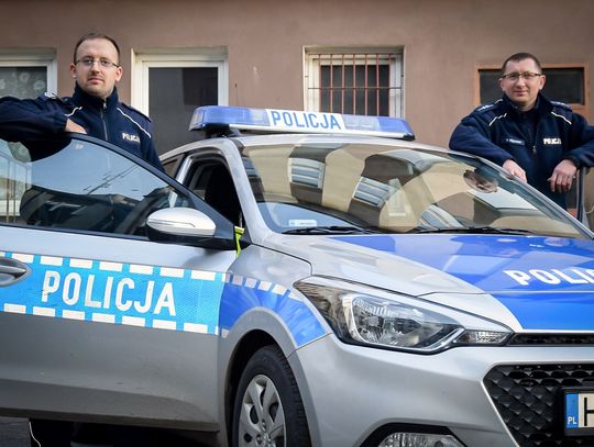 Dzielnicowi przyszli z pomocą w samą porę. Wyważyli drzwi i uratowali chorego mężczyznę