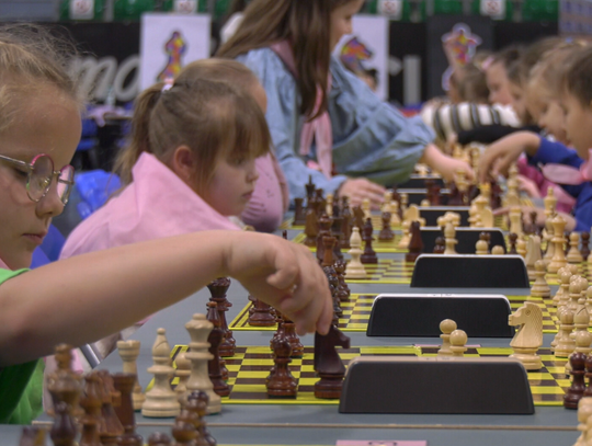 Edukacja przez szachy. 290 uczniów walczyło na turnieju w Elblągu [WIDEO]
