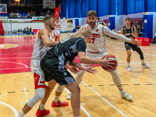 Elbasket trójkami skruszył rywala