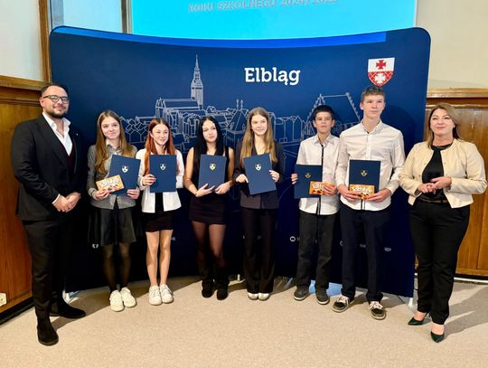 Elbląg nagradza najlepszych! 300 superuczniów ze stypendiami miasta [FOTO]