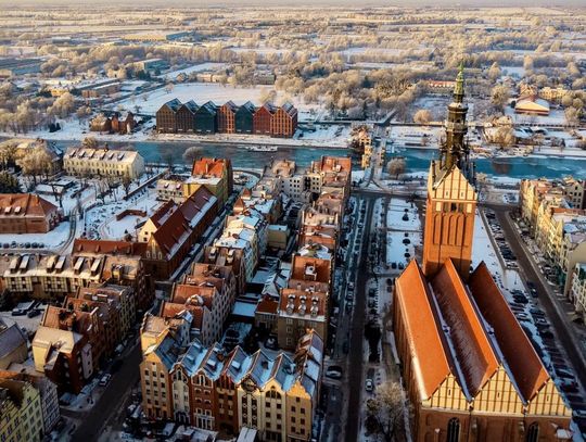 Elbląg pod śniegiem: 20 pojazdów, setki ton soli i piachu