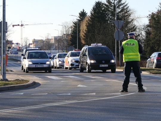 Elbląg: Pościg na parkingu przed centrum handlowym. 19-latek na widok policji wysiadł z samochodu i zaczął uciekać!