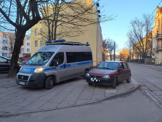 Elbląg: Tajemnicza corsa i nietypowa interwencja z nerwowym kierującym