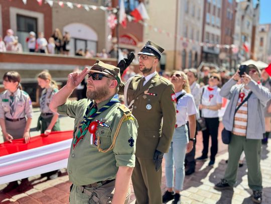 Elbląg w biało-czerwonych barwach. Tak mieszkańcy uczcili Dzień Flagi [GALERIA ZDJĘĆ]