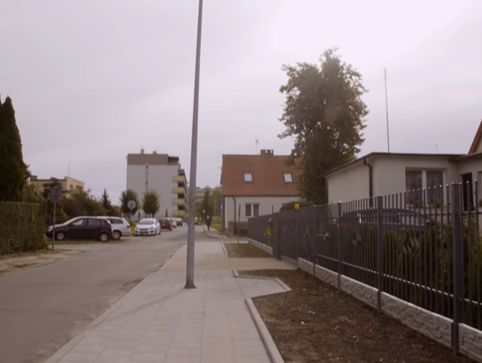 Elbląg w TVN Turbo. "Nowy chodnik został wyposażony w tor przeszkód!"