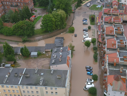 Elbląg zalany przez wodę. Służby reagują [WIDEO]