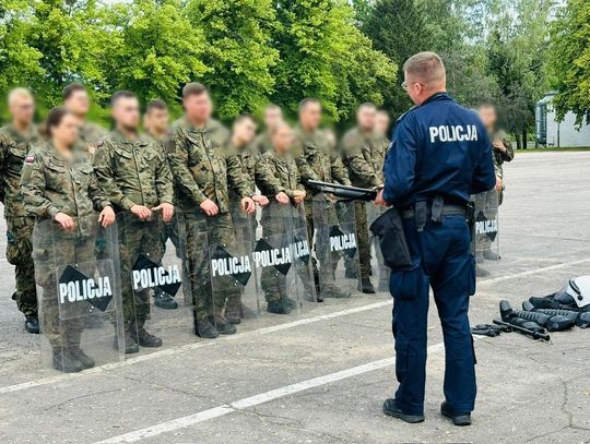 Elbląscy policjanci szkolą żołnierzy, którzy będą służyć na granicy