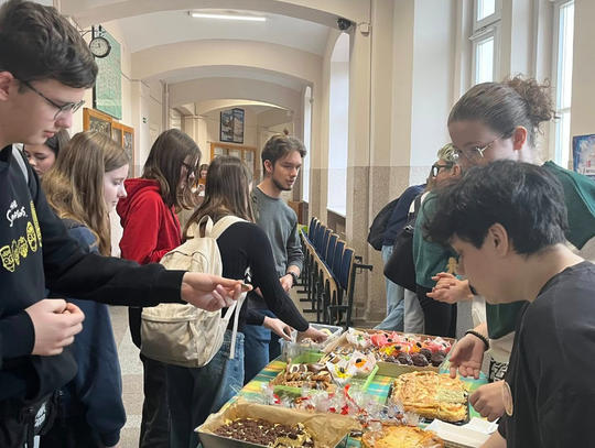 Elbląscy uczniowie publikują na TikToku rolki na temat relacji z osobami starszymi