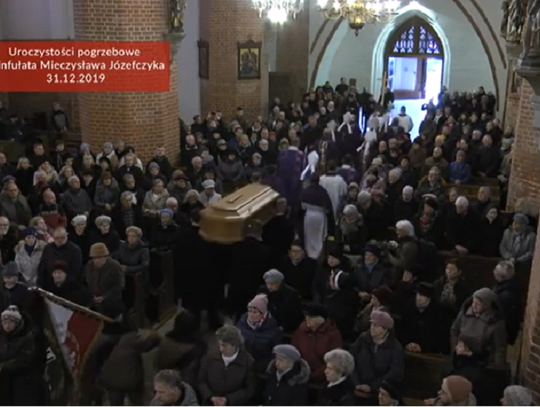Elblążanie pożegnali księdza infułata Mieczysława Józefczyka [WIDEO]