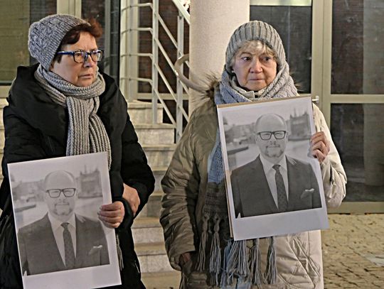 Elblążanie z Prezydentem Elbląga uczcili pamięć Prezydenta Gdańska Pawła Adamowicza