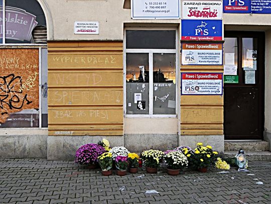 Elblążanie zamiast grobów stroją biura PiS