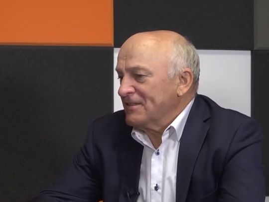 Elblążanin skuty w kajdanki w świetle reflektorów. Jest wyrok sądu