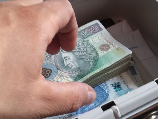 Elblążanka przekazała “kurierowi” 15 tys. zł oraz biżuterię o wartości 10 tys. zł.