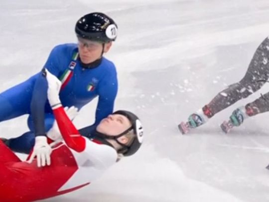 Elblążanka wyniesiona na noszach z olimpijskiego toru Elblążanka wyniesiona na noszach z olimpijskiego toru