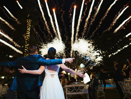Fajerwerki na wesele - jakie wybrać? Najlepsze rodzaje i praktyczny poradnik