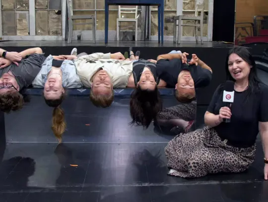 Finał sezonu „Sceny przy stoliku”. Teatr w Elblągu zaprasza na „Opowieści o zwyczajnym szaleństwie”