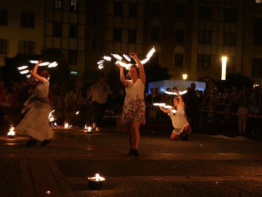 Fire show na zakończenie pierwszego dnia Elbląskiego Święta Chleba 