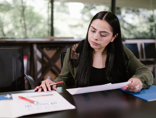 Firma jednoosobowa. Jak ją założyć? Poradnik przedsiębiorcy