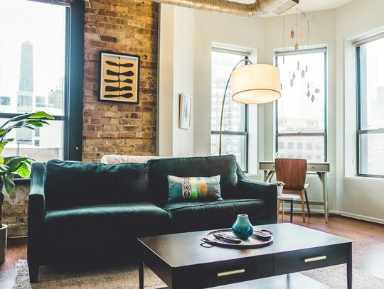 Funkcjonalny kącik wypoczynkowy w małym mieszkaniu