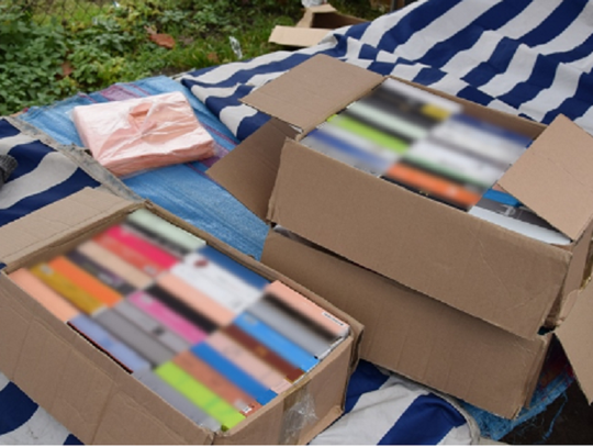 Funkcjonariusze KAS z Elbląga zatrzymali 401 sztuk odzieży i 517 sztuk perfum