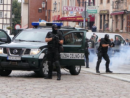 Funkcjonariusze zatrzymali przestępce, a psy znalazły ukrytą kontrabandę papierosów