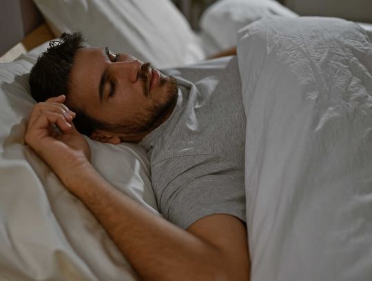 Gdy nocny marek musi wcześnie wstać – jak dobrze zaplanować czas snu?