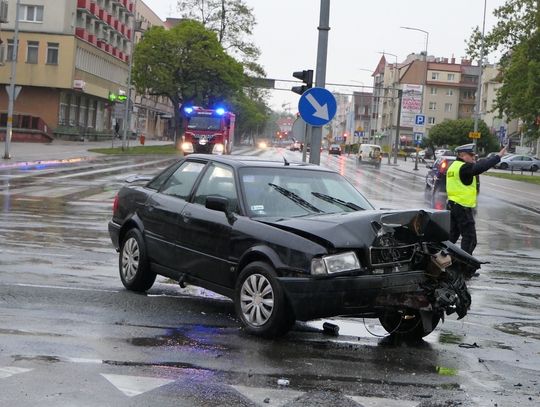 Groźna kolizja na skrzyżowaniu Al. Tysiąclecia-Hetmańska