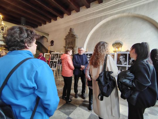 Historie zapisane w twarzach – wernisaż „Portretu Nieoczywistego” w Elblągu [FOTO]