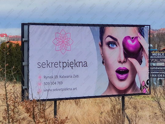 Ile kosztuje skuteczna reklama lokalu usługowego? Od szyldu po oklejanie witryn