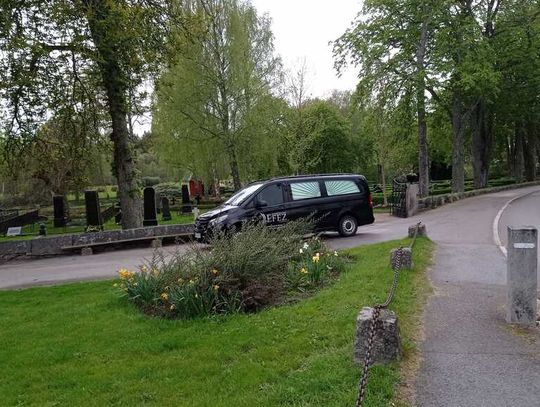 Ile kosztuje transport osoby zmarłej z zagranicy do Elbląga? Przedstawiamy przykładowe koszta oraz ogólne procedury.