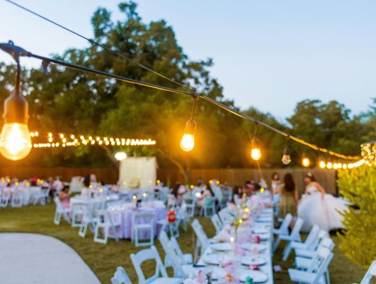 Impreza w sali czy na świeżym powietrzu? Wybór, który zmienia wszystko