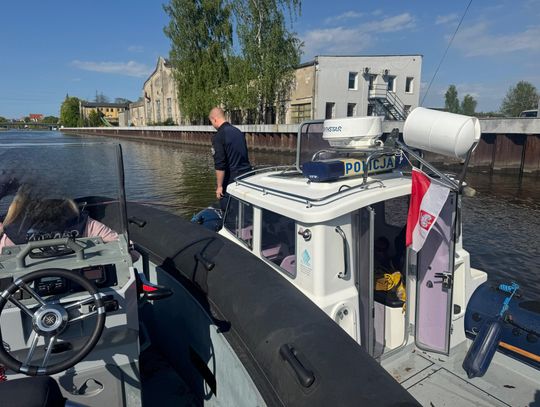 Interwencja policji na Rzece Elbląg. Funkcjonariusze pomogli małżeństwu