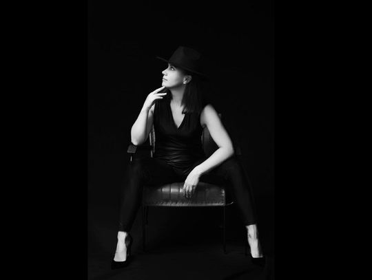 JA. Kobieta tu i teraz w świetle i cieniu – opowieść o odwadze bycia sobą JA. Kobieta tu i teraz w świetle i cieniu – opowieść o odwadze bycia sobą