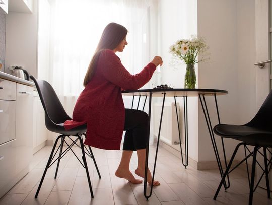 Jak wybrać stół okrągły do małej jadalni?