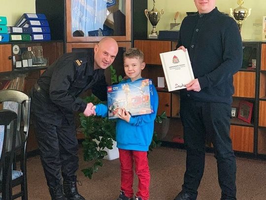 Jaki ojciec, taki syn. Mały elblążanin pomógł strażakom