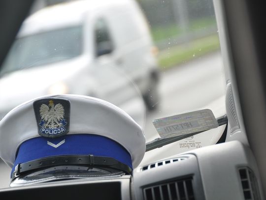 Jechał bez prawa jazdy i uderzył w drzewo. Sąd wydał wyrok
