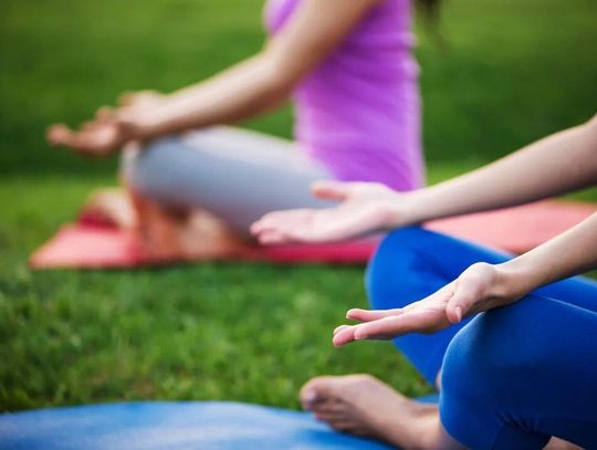 Joga w plenerze – odpręż się w Parku Dolinka