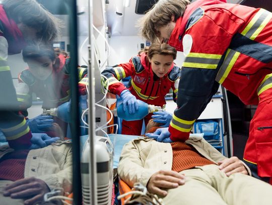 Kamizelki nożoodporne dla ratowników medycznych z poślizgiem. Kiedy trafią do karetek?