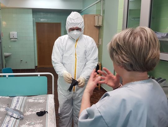 Kapelani zamieniają sutannę na kombinezon ochronny