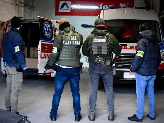 Karetki woziły… nielegalne papierosy! Gigantyczna akcja służb