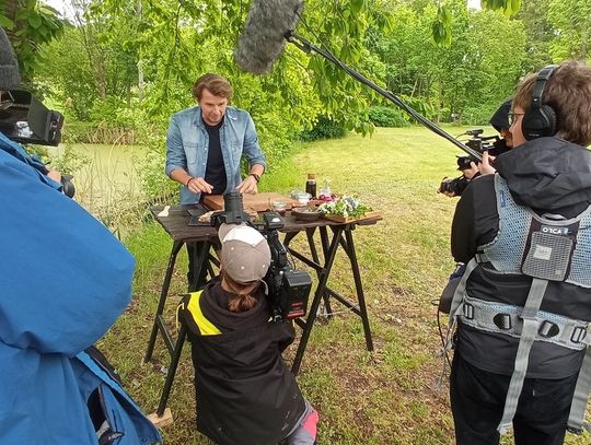 Karol Okrasa łamie przepisy w lesie